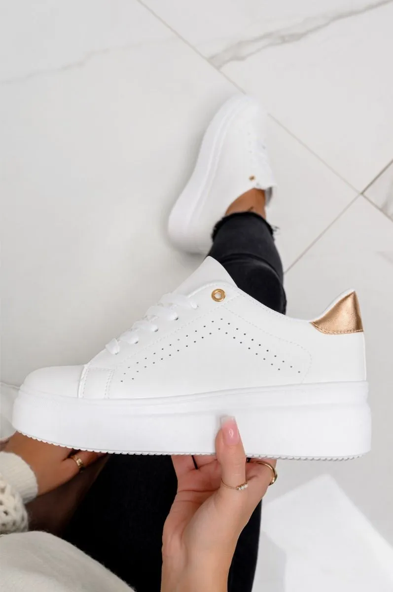 Sneakers bianche con suola spessa e retro in oro rosa metallizzato